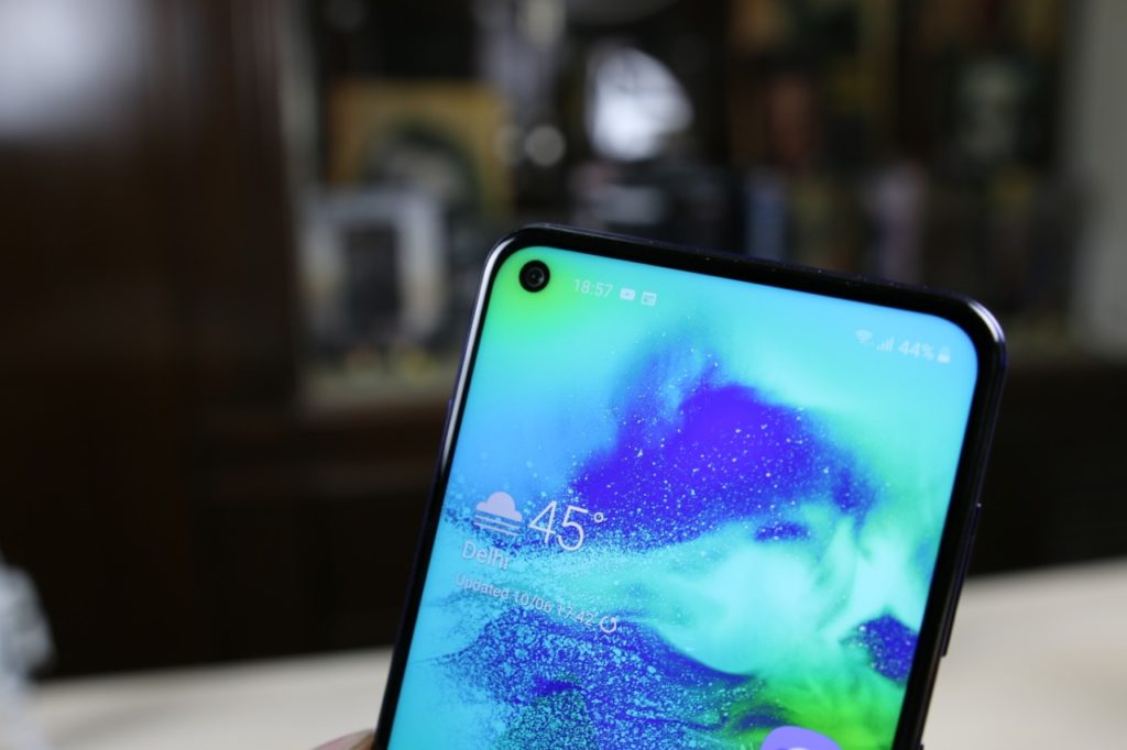 Samsung Galaxy M40 punch hole display